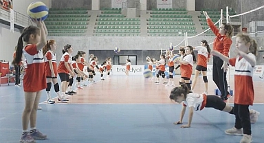 Deprem çocukları voleybolla gülecek